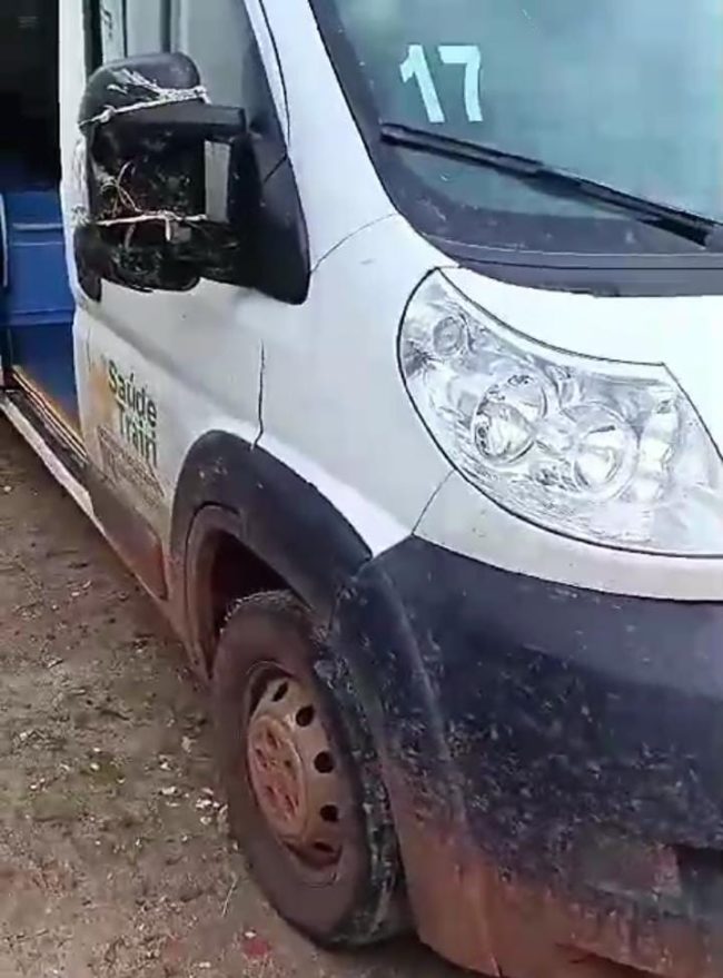 Ambulância em Trairi apresenta danificações nos sinalizadores, no retrovisor e em outras estruturas do veículo - (Foto: Reprodução/Instagram)