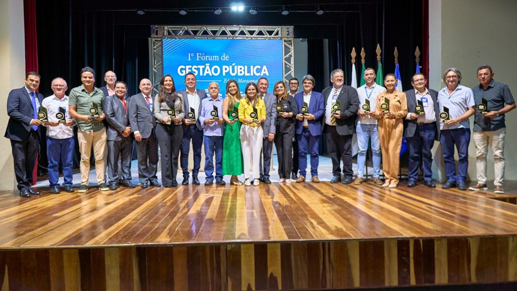 Membros do CRA participaram da solenidade que reconheceu o alcance de Prefeituras do Ceará a índices administrativos - (Foto: CRA/Divulgação)