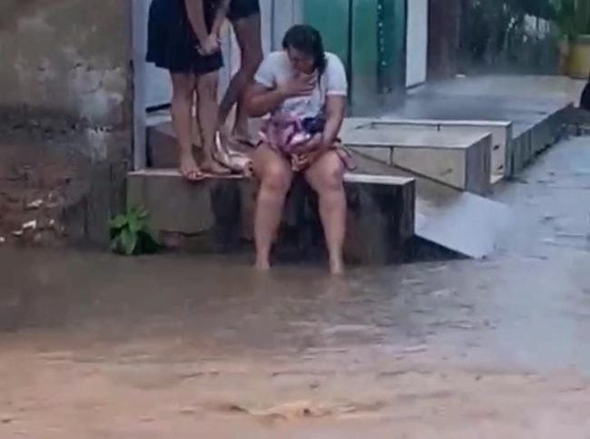 Apesar do susto, a mulher grávida foi resgatada e recebeu os primeiros suportes da população do bairro São José - (Foto: Reprodução/WhatsApp)
