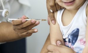 Falta de vacinação contribui para surto de gripe nas escolas