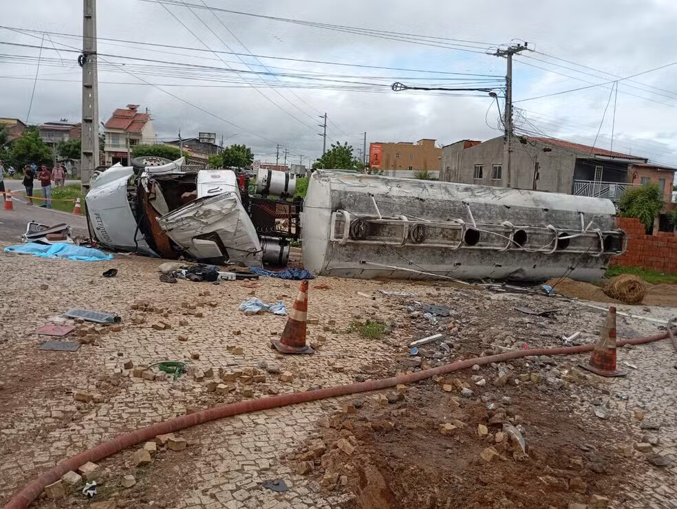 Caminhão-tanque tomba e motorista não sobrevive em Morada Nova