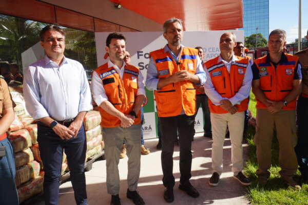 Elmano de Freitas visita pontos de doações para o Rio Grande do Sul