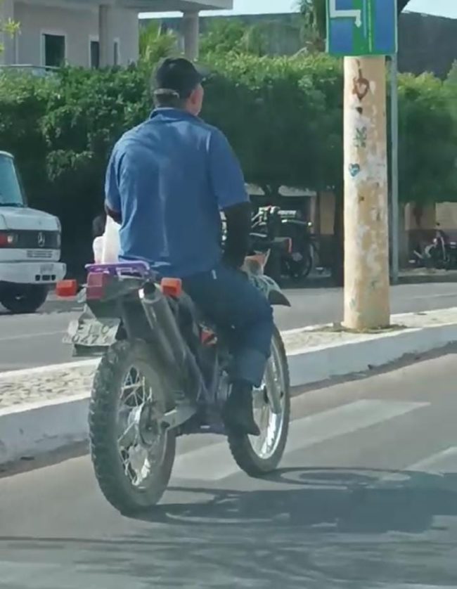 De acordo com as testemunhas que gravaram o vídeo, pilotar sem capacete tem sido uma prática recorrente em Ipu - (Foto: Reprodução/WhatsApp)