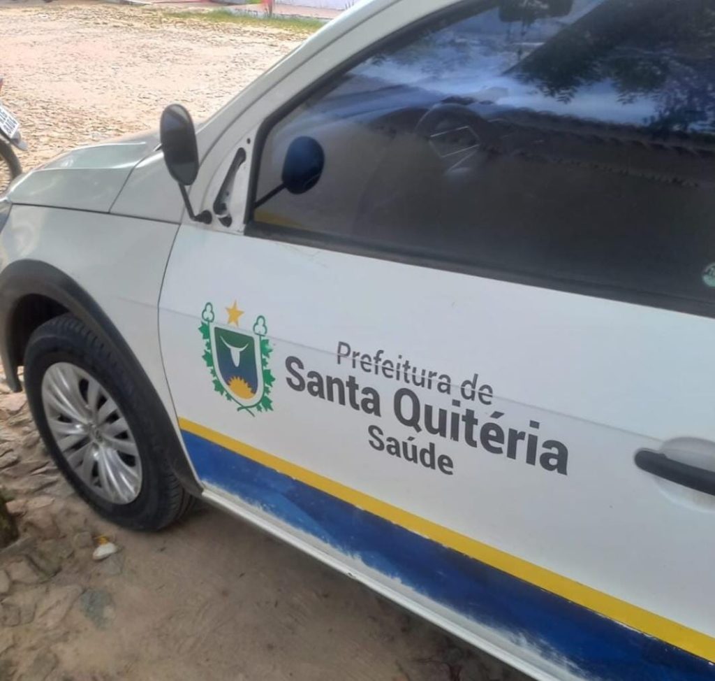 Prefeitura põe retrovisor de forma improvisada; De acordo com o registro enviado à REDE ANC, o carro estava a serviço da Saúde - (Foto: Reprodução/WhatsApp)