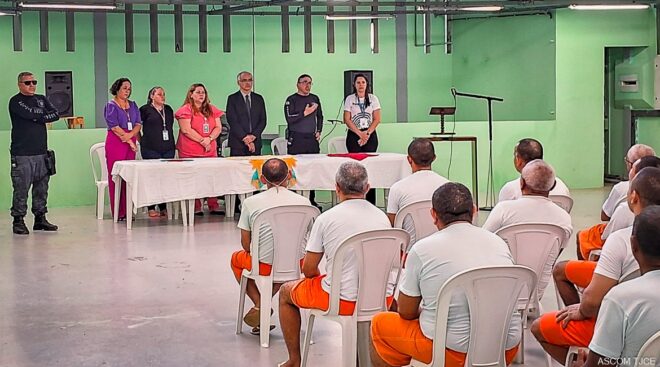 Judiciário cearense entrega primeiras certidões de nascimento para detentos na CPPL V