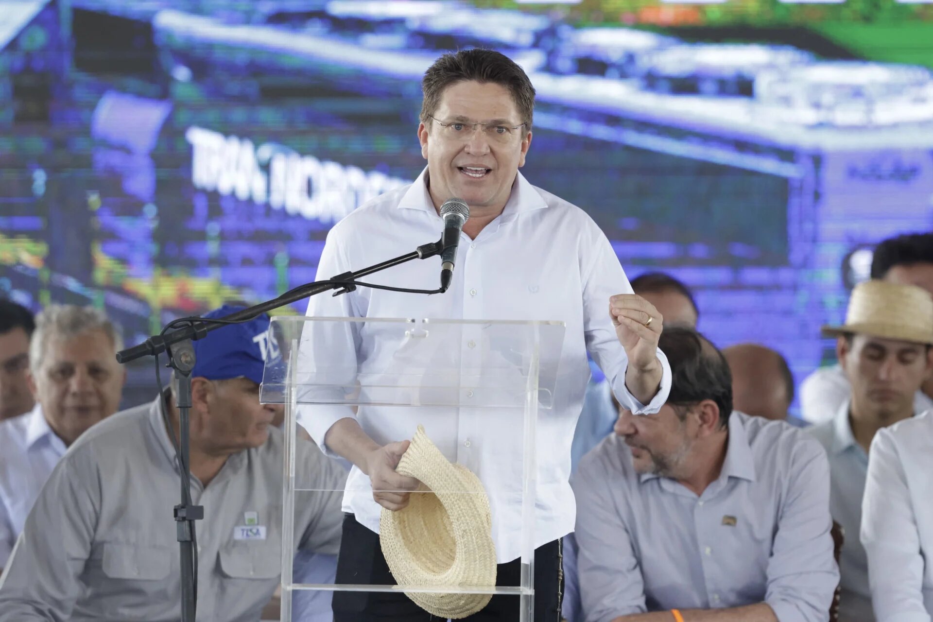 Prefeito de Iguatu é condenado por promoção pessoal