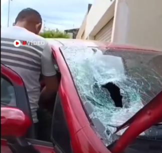 No acidente de trânsito, o condutor bateu com a frente do carro em dos estabelecimentos comerciais do Centro de Tabuleiro do Norte - (Foto: Reprodução/Instagram)