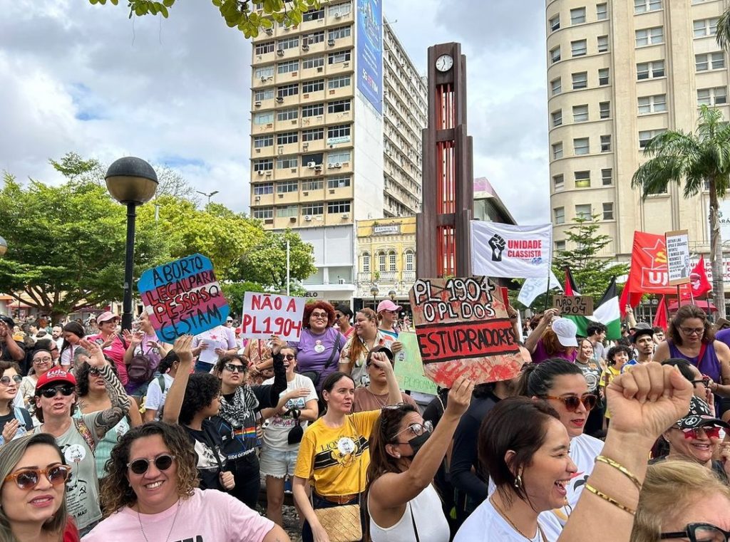 A PL do aborto tem gerado debates no âmbito político. A discussão também ganhou às ruas com manifestações a favor e contra à proposta - (Foto: Reprodução/Instagram Larissa Gaspar)