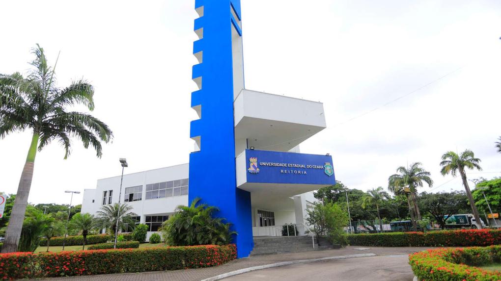 Professores da Uece suspendem greve e discutem retorno