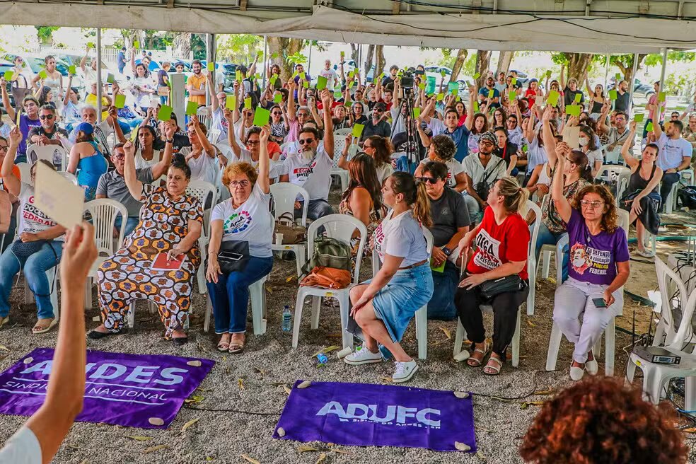 Professores de universidades federais do Ceará decidem pelo fim da greve