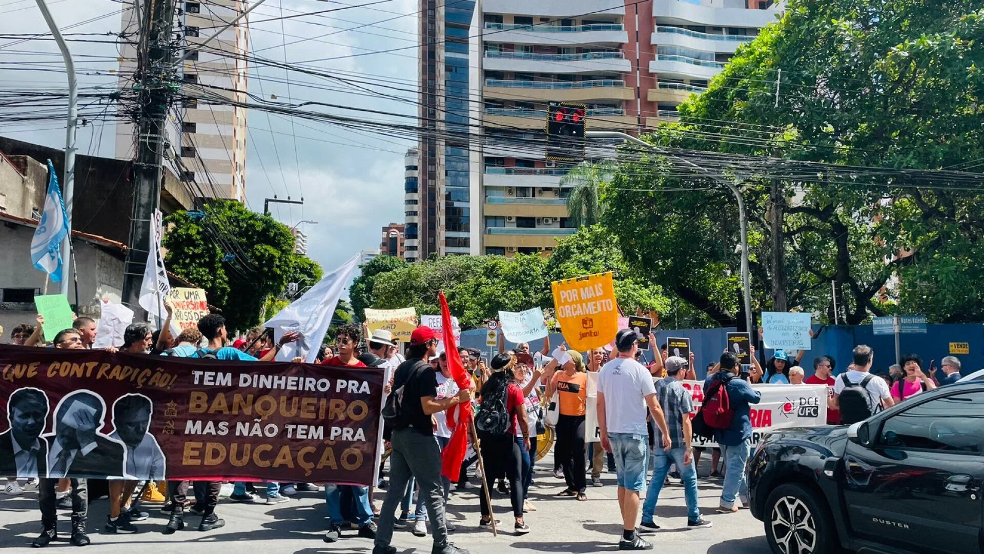 Ato de protesto é realizado durante visita de Lula ao Ceará