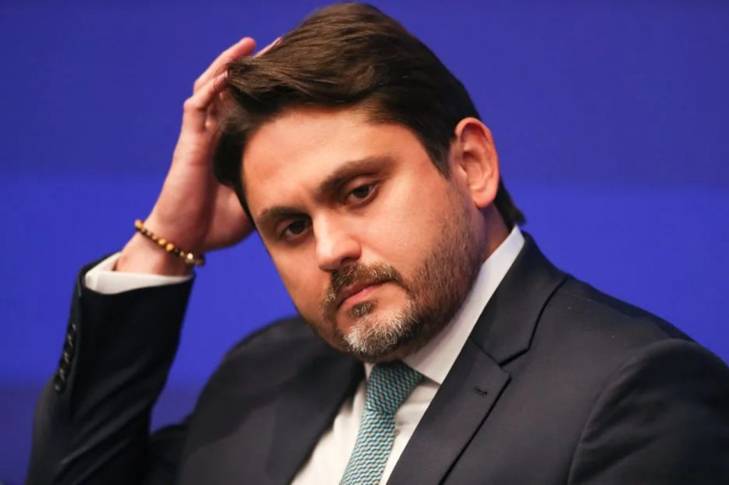 Polícia Federal indicia ministro das Comunicações por desvios