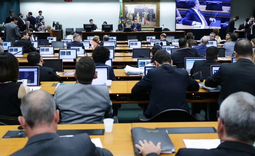 Câmara discute PEC que permite trabalho a partir de 14 anos