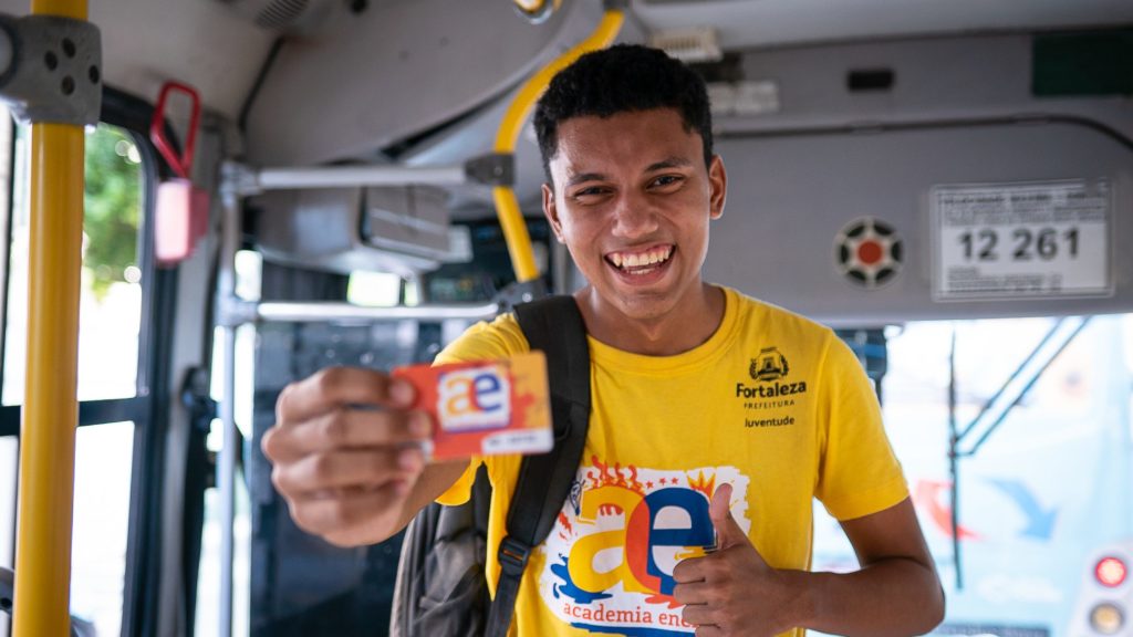 Entrega de kits do Academia Enem inicia em Fortaleza