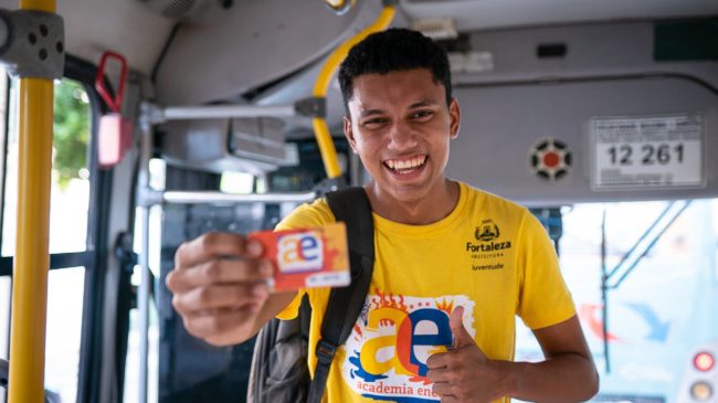 Entrega de kits do Academia Enem inicia em Fortaleza