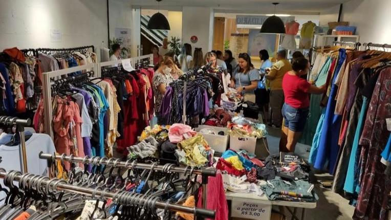 Bazar arrecada recursos para construção de hospital