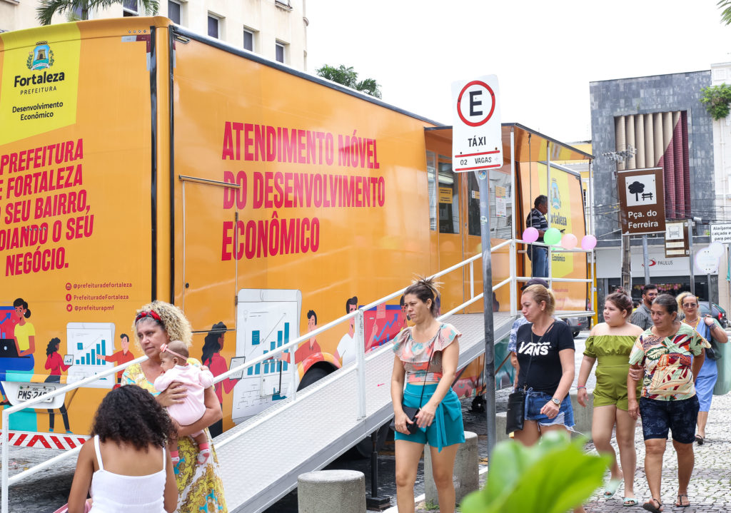Unidade móvel presta assistência a trabalhadores e empreendedores em Fortaleza
