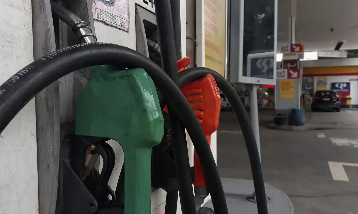 Posto de combustível é investigado por venda de gasolina adulterada