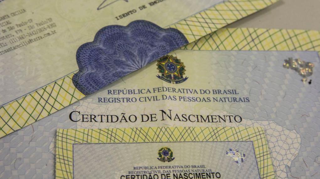 Justiça cearense permite mulher remover sobrenome paterno de documento