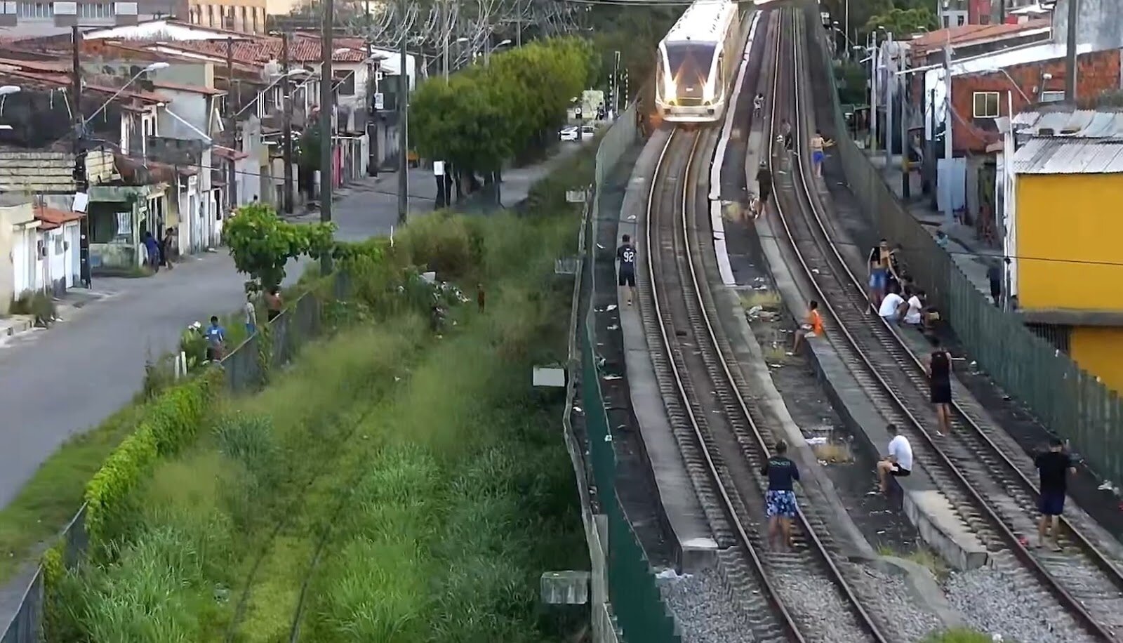 Metrofor destaca os riscos de soltar pipa dentro da via férrea