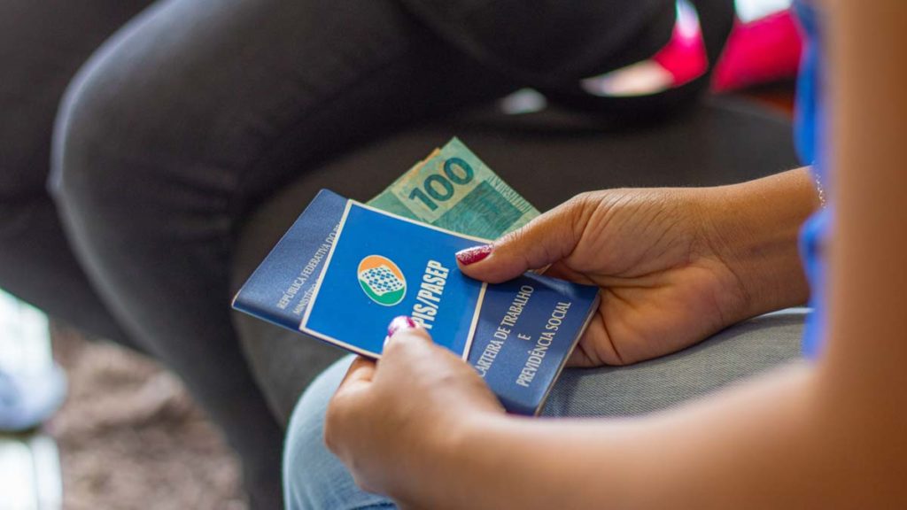 14º salário para trabalhadores de baixa renda é pago em Julho