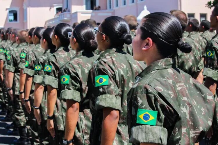 Governo Federal anuncia decreto para alistamento militar feminino 