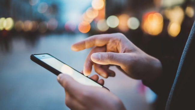 Celulares dominam o acesso à internet no Ceará