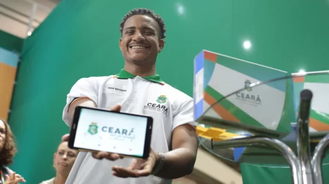 Contemplados com tablets, alunos da rede pública terão mais uma ferramenta para o fortalecimento do ensino - (Foto: Divulgação)