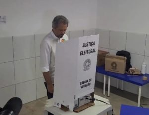 Elmano de Freitas vota em Caucaia acompanhado de Catanho