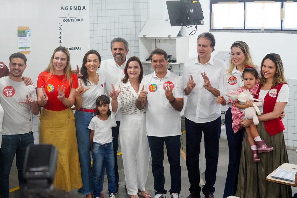 Evandro Leitão vota em Fortaleza ao lado de aliados