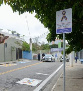 Projeto de Lei inclui autistas em vagas de estacionamento preferenciais