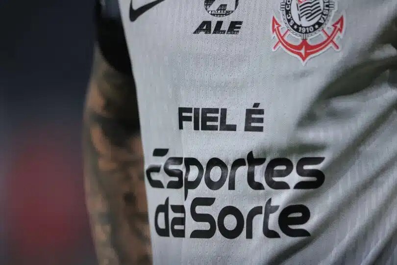 Empresas de apostas irregulares patrocinam times de futebol brasileiros