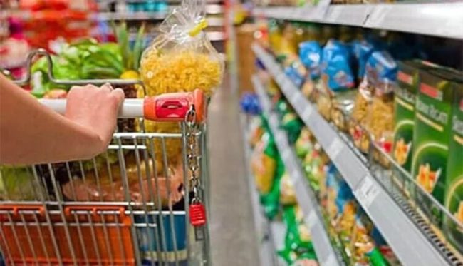 Apesar da queda no preço dos alimentos, quem recebe na faixa de um salário mínimo destinou mais de 46% da renda para essa aquisição - (Foto: Reprodução)