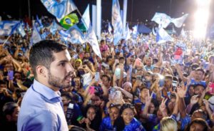 André Fernandes agradece votos com visitas aos bairros em Fortaleza