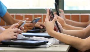 Câmara dos Deputados aprova proibição total de celulares nas escolas