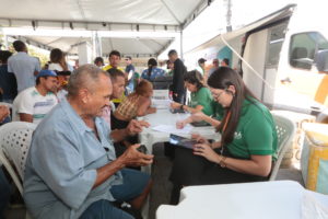 Projeto Acolher leva serviços essenciais à Praia do Futuro, em Fortaleza