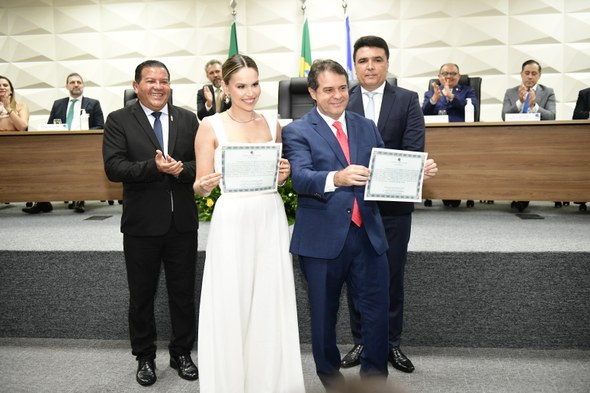 Evandro Leitão e Gabriella Aguiar são diplomados em Fortaleza