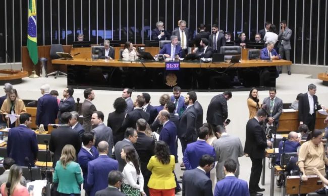 Câmara dos Deputados aprova limitação ao salário mínimo