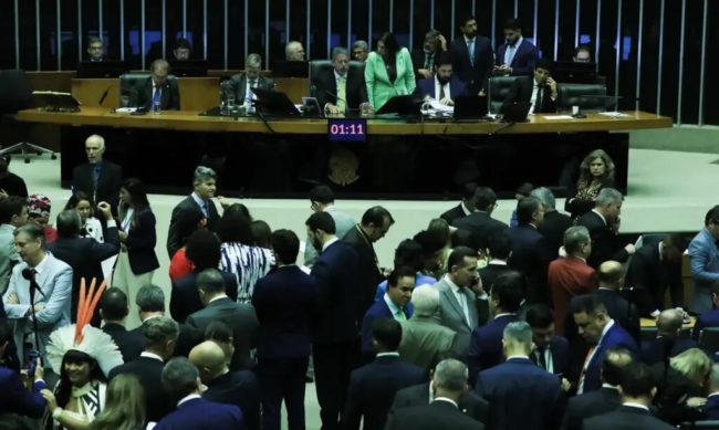 Deputados aprovam pacotes fiscais e revogam novo seguro DPVAT