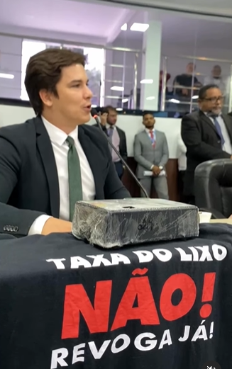 O parlamentar se destacou como uma das figuras públicas que liderou manifestos em torno do fim da Taxa do Lixo em Fortaleza - (Foto: REDE ANC)