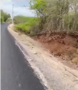 Qualidade do asfalto milionário construído na gestão Rufino, em Ipu, levanta questionamentos sobre a aplicação dos recursos públicos - (Foto: Reprodução/FD)