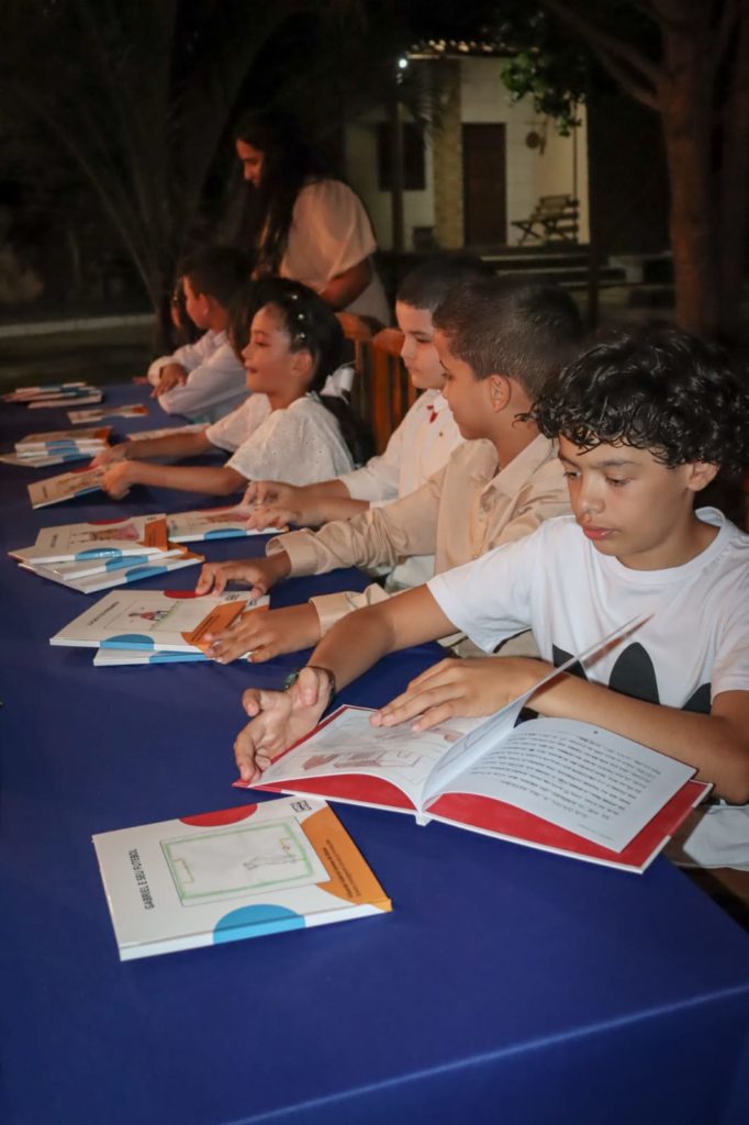 Alunos do projeto na escola de informática “Ensino Inteligente”- (Foto: Divulgação)