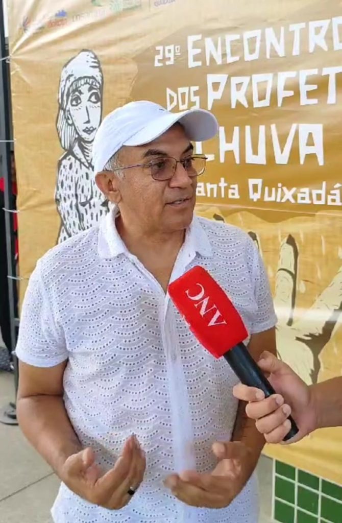 Para Clébio Viriato, secretário de Cultura de Quixadá, renovar o quadro de profetas da chuva é manter viva a tradição - (Foto: Pablo Caribé)