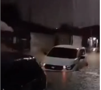 A forte chuva também trouxe preocupação para pacientes e acompanhantes do Frotinha de Messejana; a água invadiu as estruturas do hospital - (Foto: Reprodução/Instagram)