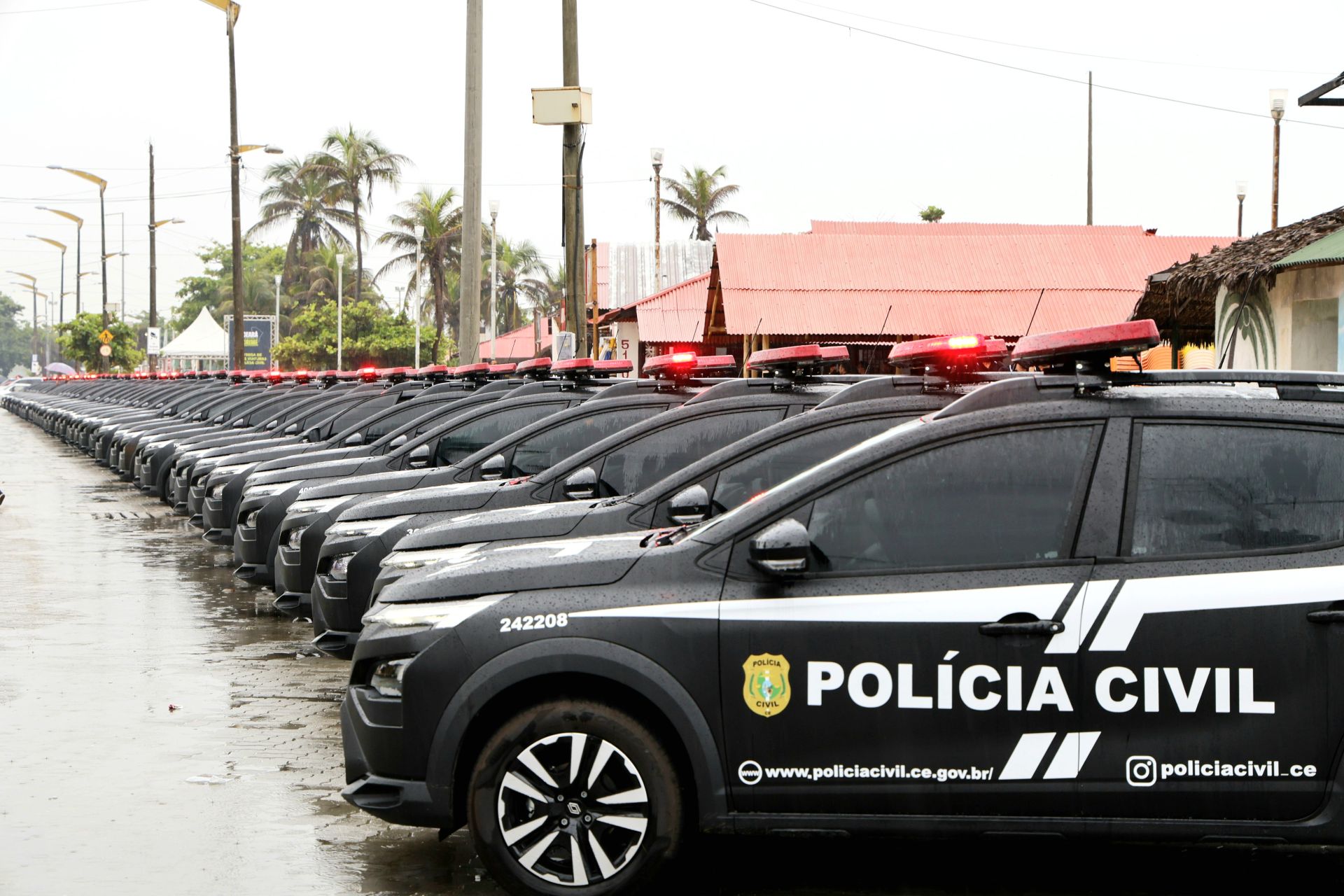 Governo do Ceará entrega novas viaturas à Polícia Civil