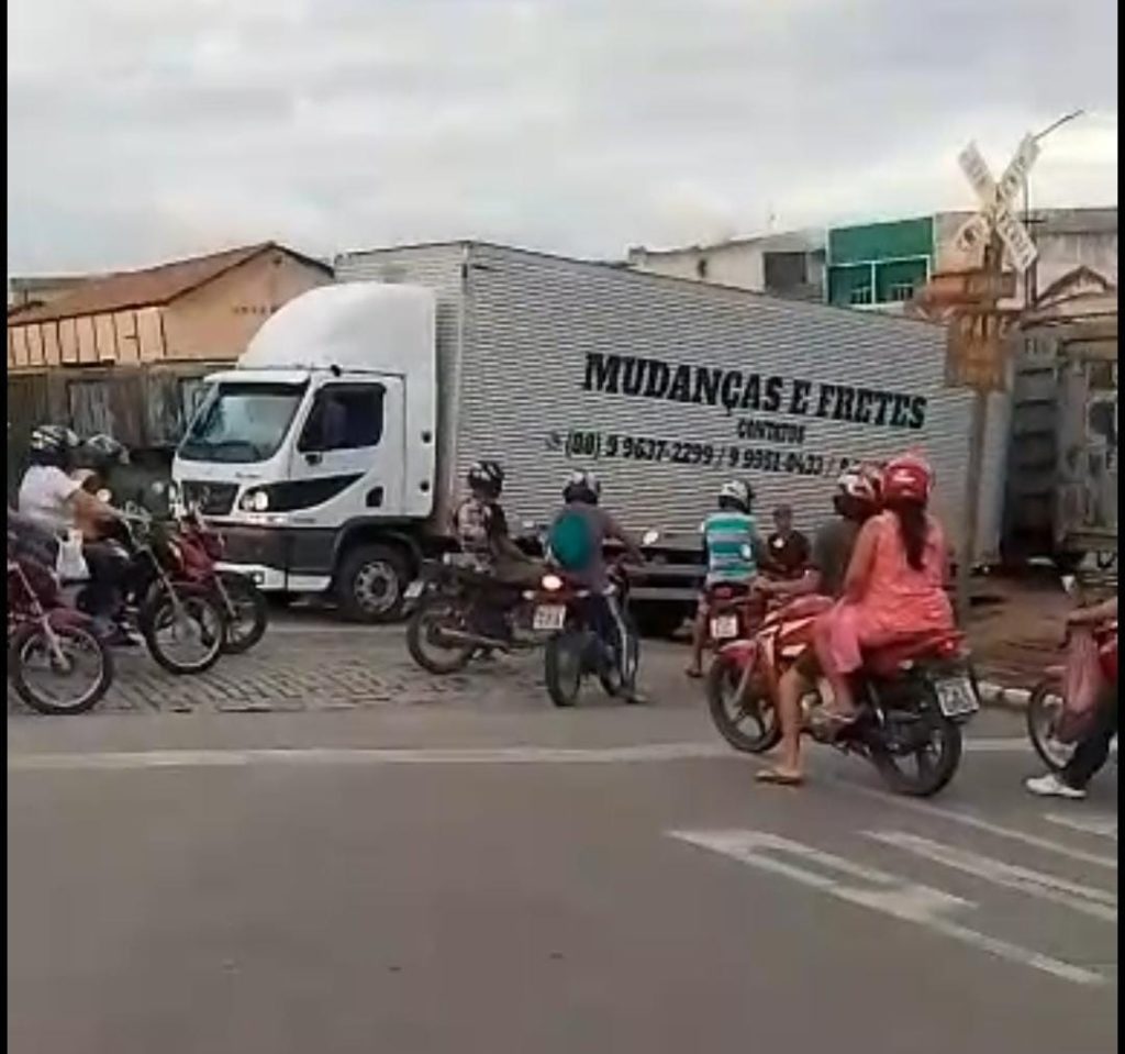 Segundo a população local, caminhoneiro desobedece sinalização, mas via já contava com placa de proibição de tráfego na área do incidente - (Foto: Reprodução/Instagram)