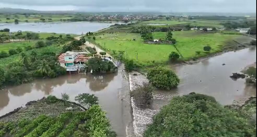 Rompimento de barragem causa interdição de rodovia em Acopiara