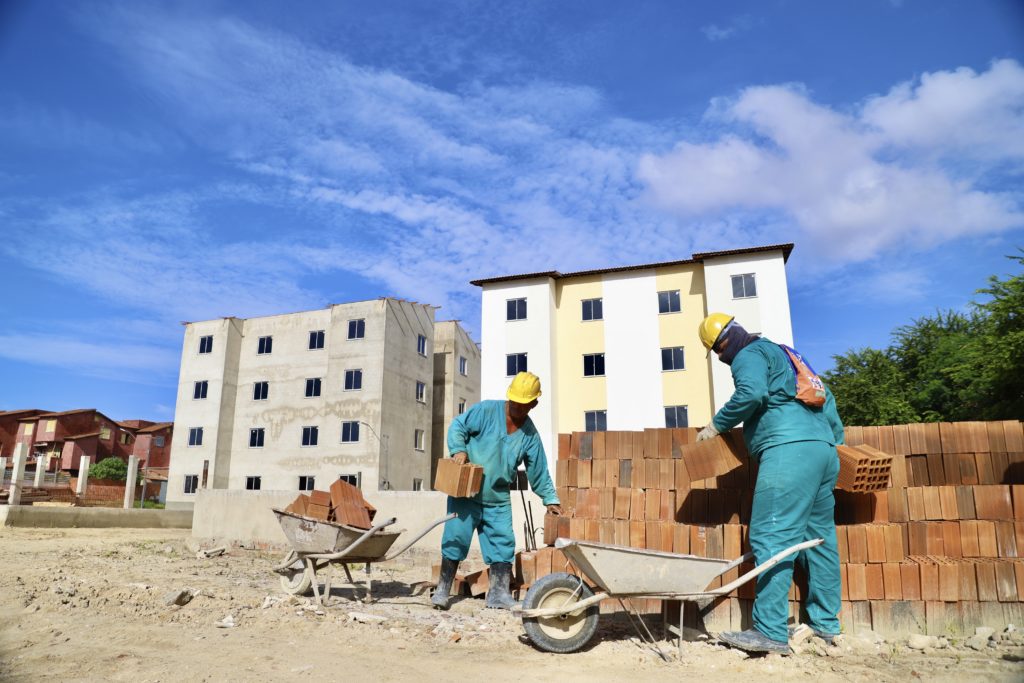 Entre as novas regras de concessão de crédito, a caixa passará a contempla o crédito habitacional para famílias que ganham até R$ 13 mil - (Foto: Beatriz Boblitz)
