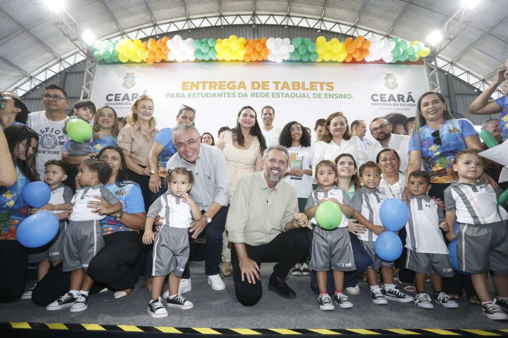 Em Cariré, Governo do Ceará entrega 13.573 tablets, um CEI e uma Areninha