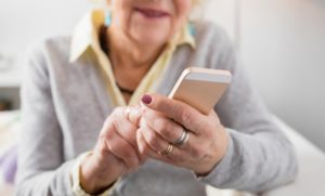 Gratuito: curso do Senac ensina idosos a usar o smartphone com segurança